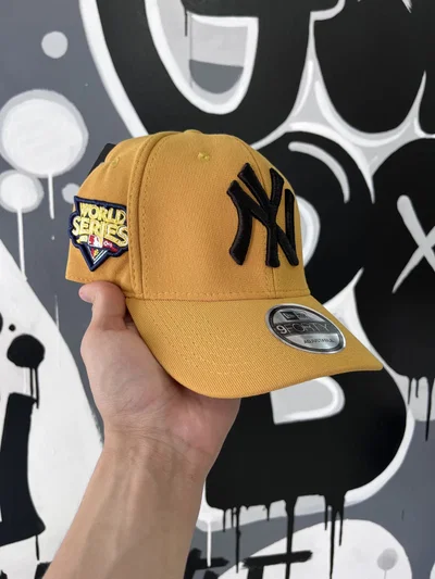 GORRA CERRADA CURVA NY WORLD SERIES Amarillo