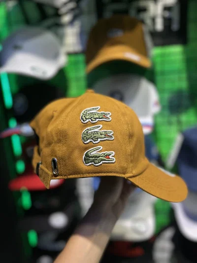 GORRA LACOSTE LOGO LATERAL Mostaza