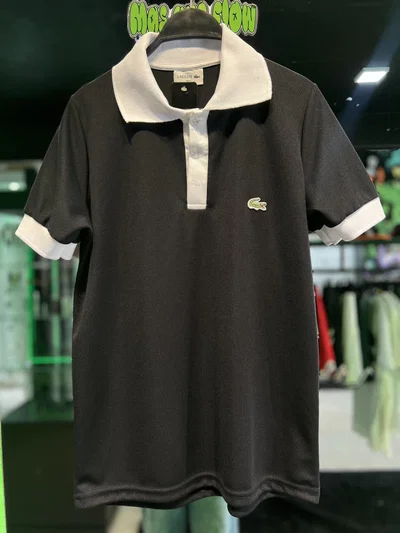 CHOMBA LACOSTE CUELLO COMBINADO Negra con blanco