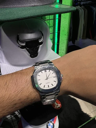 RELOJ CUADRADO GRANDE Plateado fondo blanco