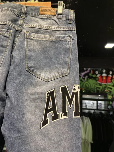 JEANS RECTO AMIRI LOGO ROTURAS Azul