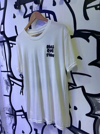 REMERA MAS QUE FLOW Crema