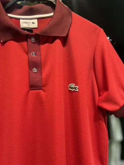 CHOMBA LACOSTE CUELLO COMBINADO Roja con bordo