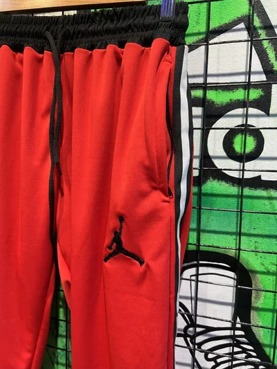 JOGGING JORDAN FRANJA Rojo con negro
