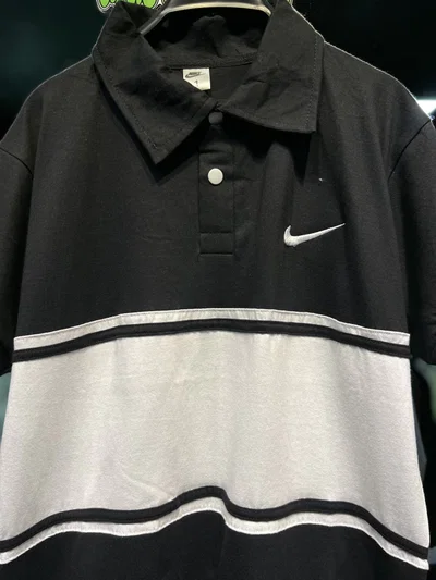 CHOMBA NIKE ALGODON Negra con blanco