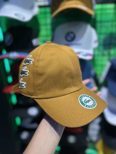 GORRA LACOSTE LOGO LATERAL Mostaza