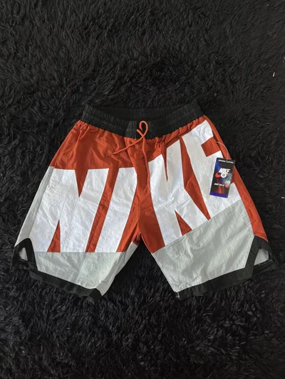SHORT ROMPEVIENTO NIKE Gris, naranja y blanco