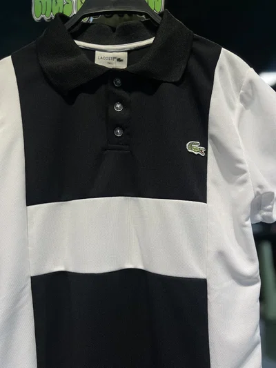 CHOMBA LACOSTE FRANJA Negra con blanco
