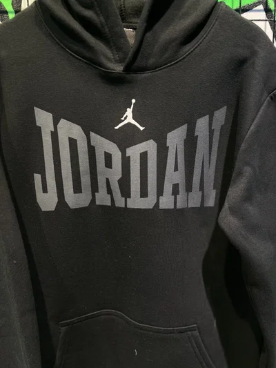 BUZO JORDAN LETRAS Y LOGO Negro