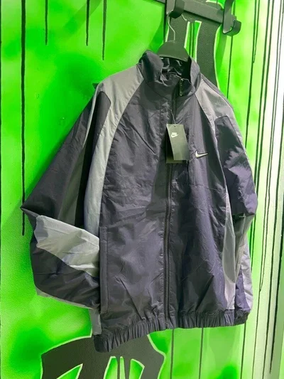CAMPERA ROMPEVIENTO NIKE NOCTA Morada con lila