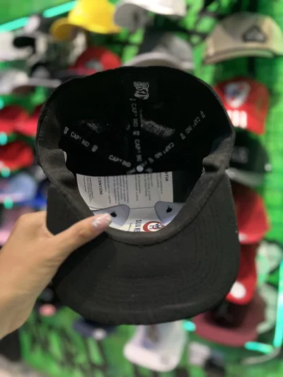 GORRA PLANA CERRADA REAL MADRID Negra