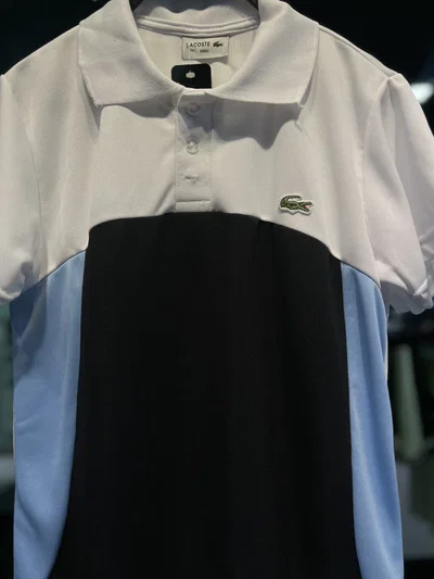 CHOMBA LACOSTE TRICOLOR Blanca, celeste y negro