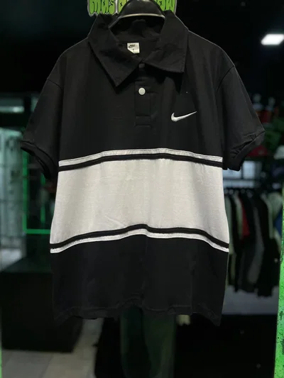 CHOMBA NIKE ALGODON Negra con blanco