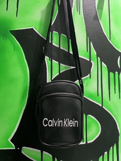 MORRAL CUERO CALVIN KLEIN Negro