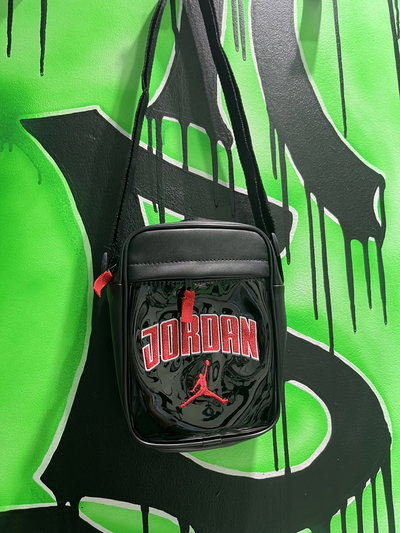 MORRAL CUERO CHAROL JORDAN Negro con rojo
