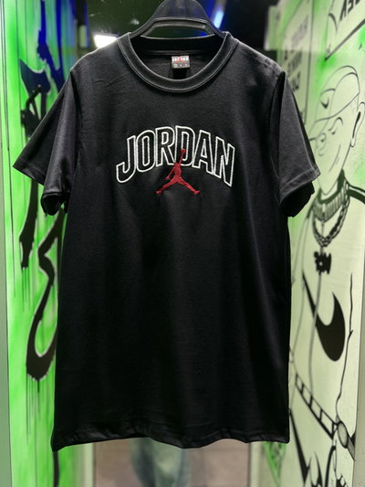 REMERA JORDAN LOGO Y LETRAS Negra