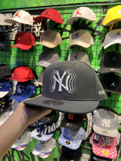 GORRA PLANA CERRADA NY MITCHELL Gris oscuro