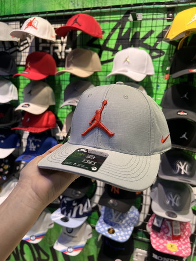 GORRA JORDAN BORDADA Gris con rojo