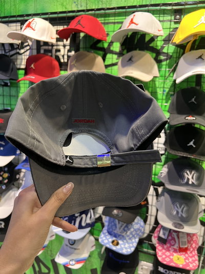 GORRA JORDAN CHAPITA Gris oscuro