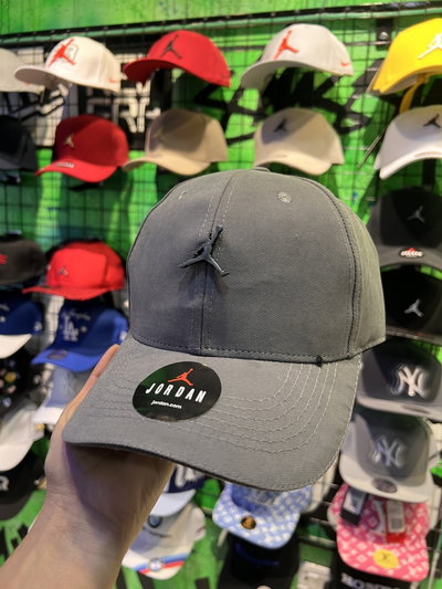 GORRA JORDAN CHAPITA Gris oscuro
