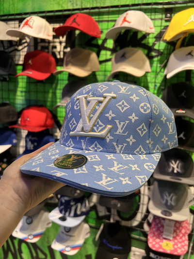 GORRA LV Celeste