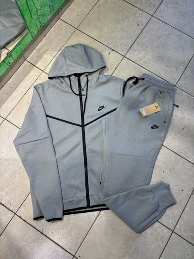 CONJUNTO NIKE TECH Gris claro