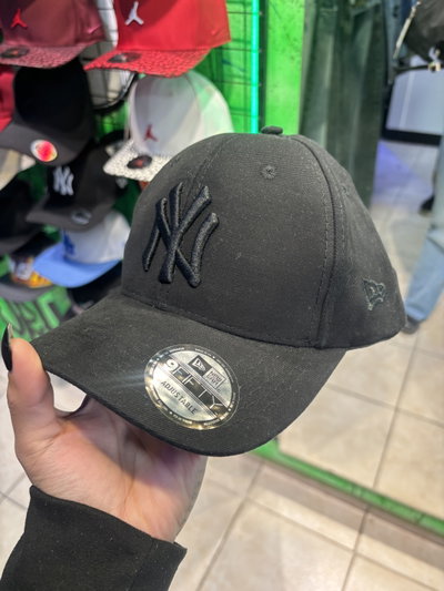 GORRA NY CURVA CON HEBILLA Negro