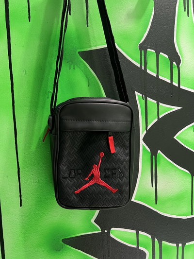 MORRAL JORDAN RELIEVE LOGO GRANDE Negro
