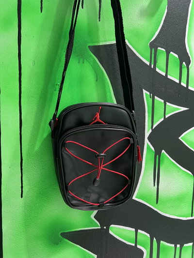 MORRAL JORDAN CON TIRAS Negro/Rojo