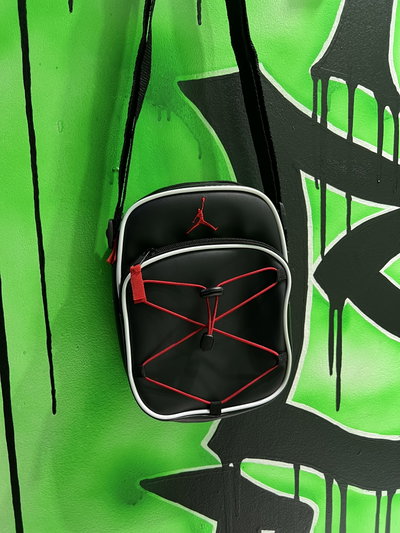MORRAL JORDAN CON TIRAS Negro Bordes Blanco