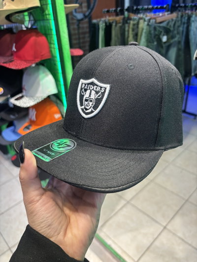 GORRA PLANA CERRADA RAIDERS Negra