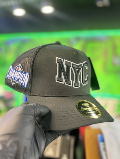 GORRA CURVA CON ABROJO NYC Negra