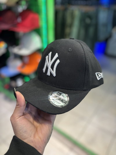 GORRA NY CURVA CON HEBILLA Negro con blanco