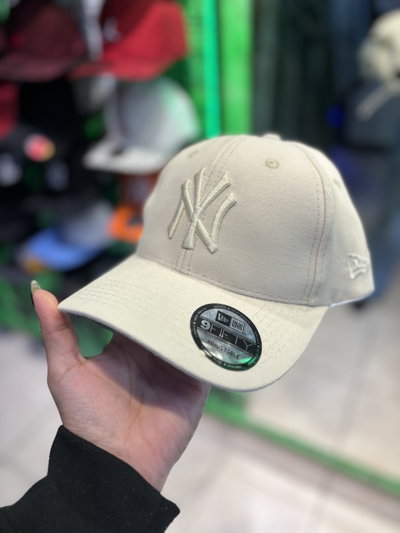 GORRA NY CURVA CON HEBILLA Beige