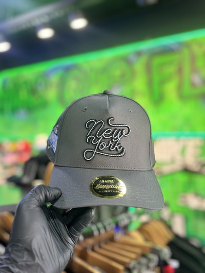 GORRA CURVA CON ABROJO NEW YORK CHAMPION Gris