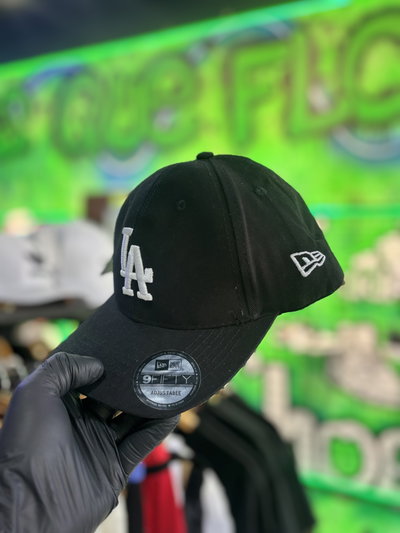 GORRA LA CURVA Negra con blanco
