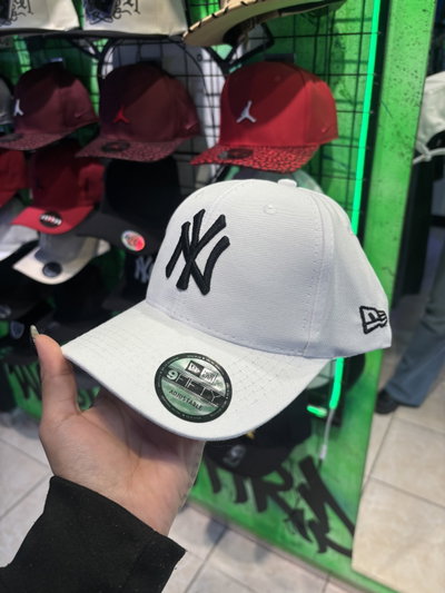 GORRA NY CURVA CON HEBILLA Blanca con negro