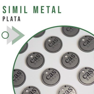 Etiquetas o dijes en símil metal dorado
