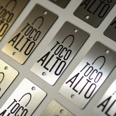 Etiquetas o dijes en símil metal dorado