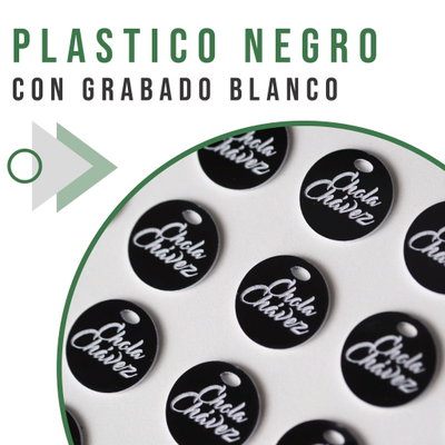 Etiquetas o dijes en plástico negro con grabado blanco