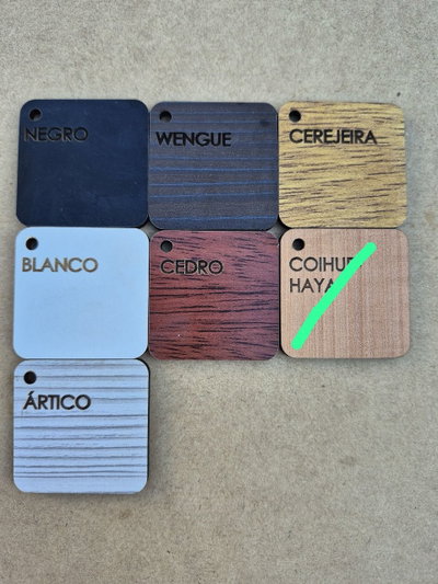 Etiquetas o dijes en madera