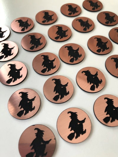 Etiquetas o dijes en símil metal cobre