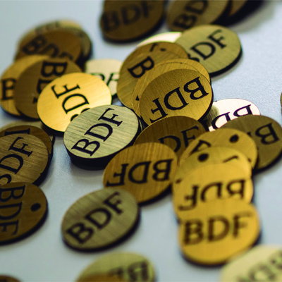 Etiquetas o dijes en símil metal dorado