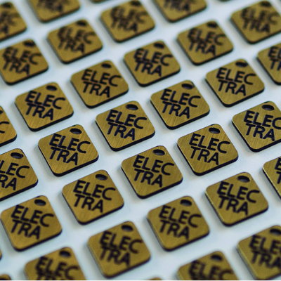 Etiquetas o dijes en símil metal dorado