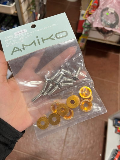 Arandelas con tornillos dorado