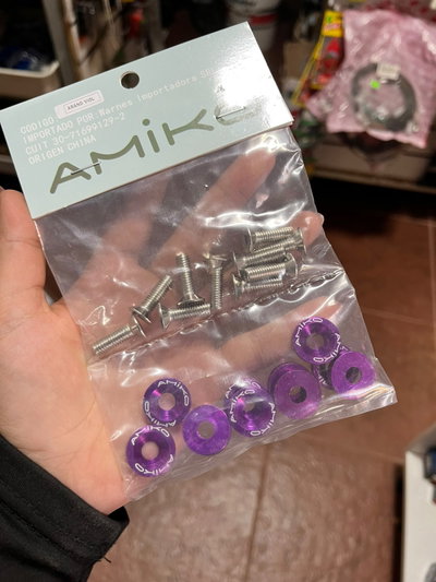 Arandelas con tornillos morado