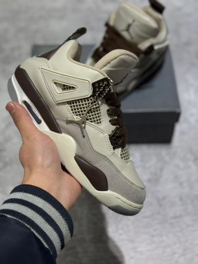 ZAPATILLAS JORDAN RETRO 4 BEIGE, MARRON Y GAMUZA