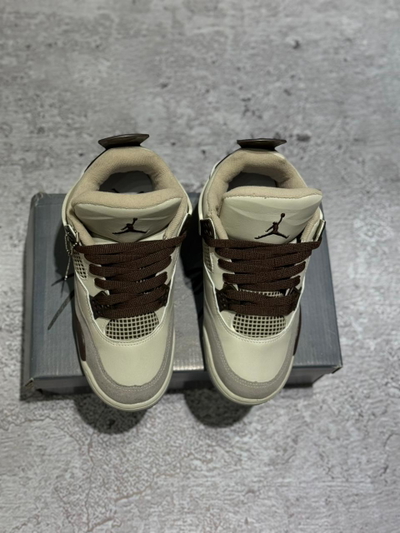 ZAPATILLAS JORDAN RETRO 4 BEIGE, MARRON Y GAMUZA