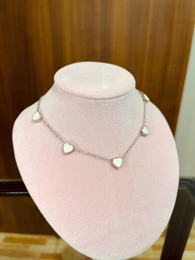 Gargantilla "corazones" blancos AQ