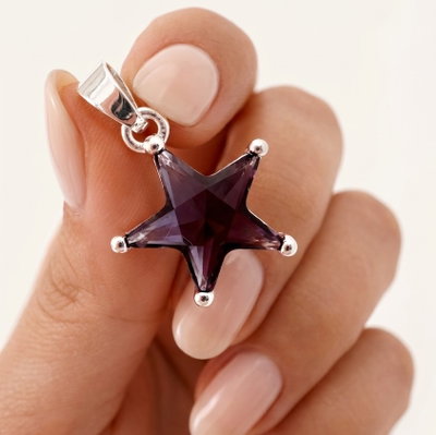 Dije estrella Uva
